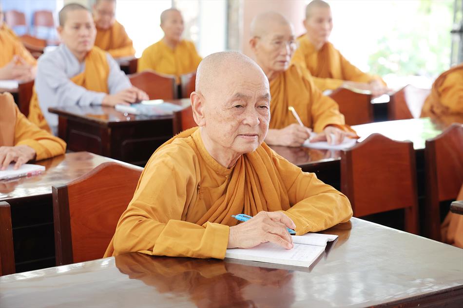 Đại đức Thích Lệ Ngôn thuyết giảng tại trường hạ tịnh xá Ngọc Tâm