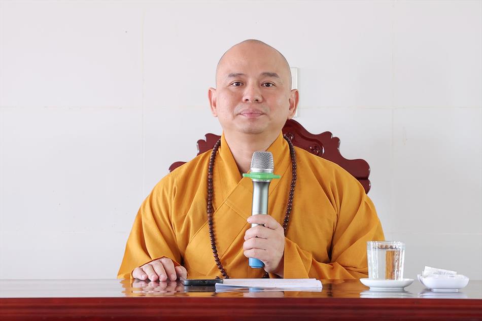 Đại đức Thích Lệ Ngôn thuyết giảng tại trường hạ tổ đình Kim Cang