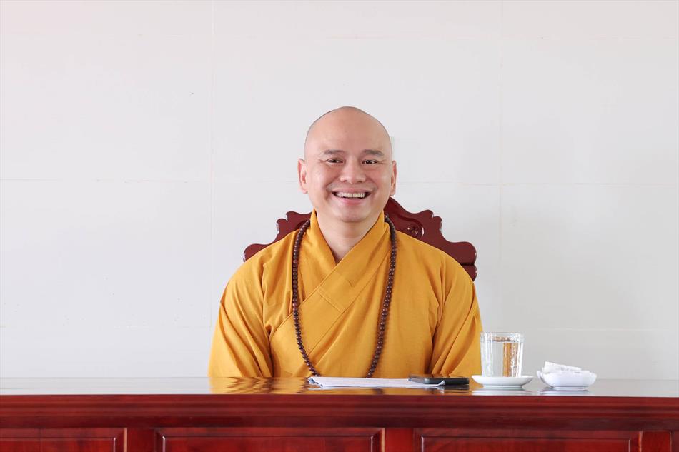 Đại đức Thích Lệ Ngôn thuyết giảng tại trường hạ tổ đình Kim Cang