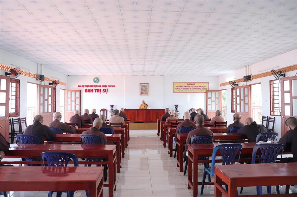 Đại đức Thích Lệ Ngôn thuyết giảng tại trường hạ tổ đình Kim Cang