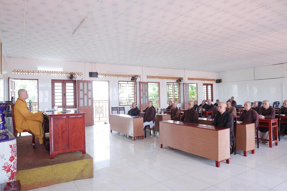 Đại đức Thích Lệ Ngôn thuyết giảng tại trường hạ tổ đình Kim Cang