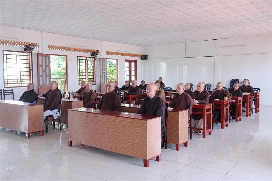 Đại đức Thích Lệ Ngôn thuyết giảng tại trường hạ tổ đình Kim Cang