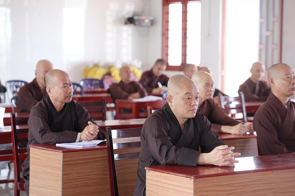 Đại đức Thích Lệ Ngôn thuyết giảng tại trường hạ tổ đình Kim Cang