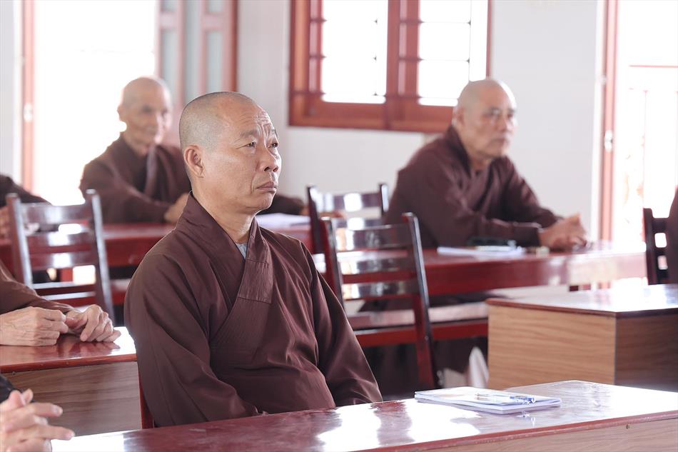 Đại đức Thích Lệ Ngôn thuyết giảng tại trường hạ tổ đình Kim Cang