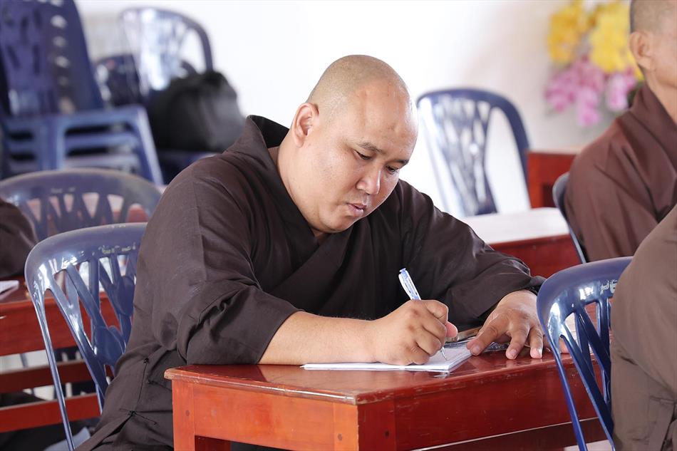 Đại đức Thích Lệ Ngôn thuyết giảng tại trường hạ tổ đình Kim Cang