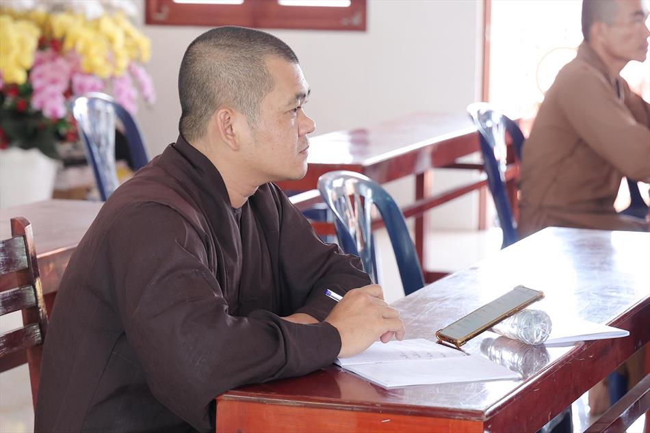 Đại đức Thích Lệ Ngôn thuyết giảng tại trường hạ tổ đình Kim Cang