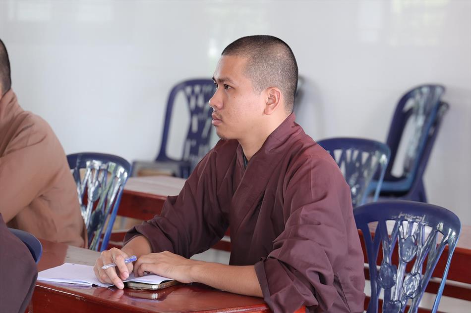 Đại đức Thích Lệ Ngôn thuyết giảng tại trường hạ tổ đình Kim Cang