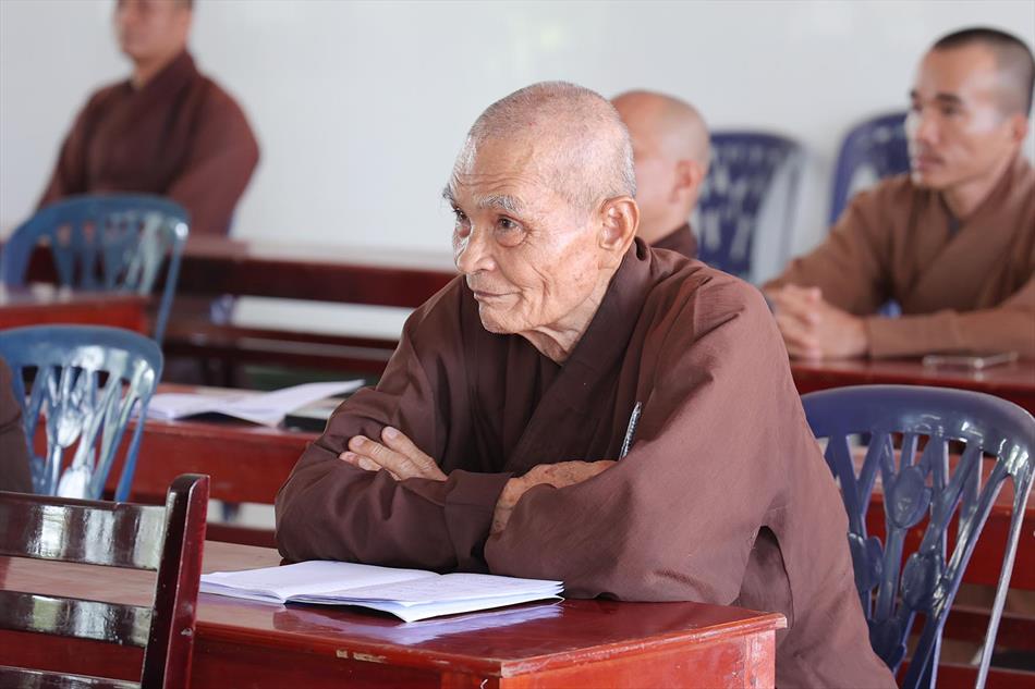 Đại đức Thích Lệ Ngôn thuyết giảng tại trường hạ tổ đình Kim Cang