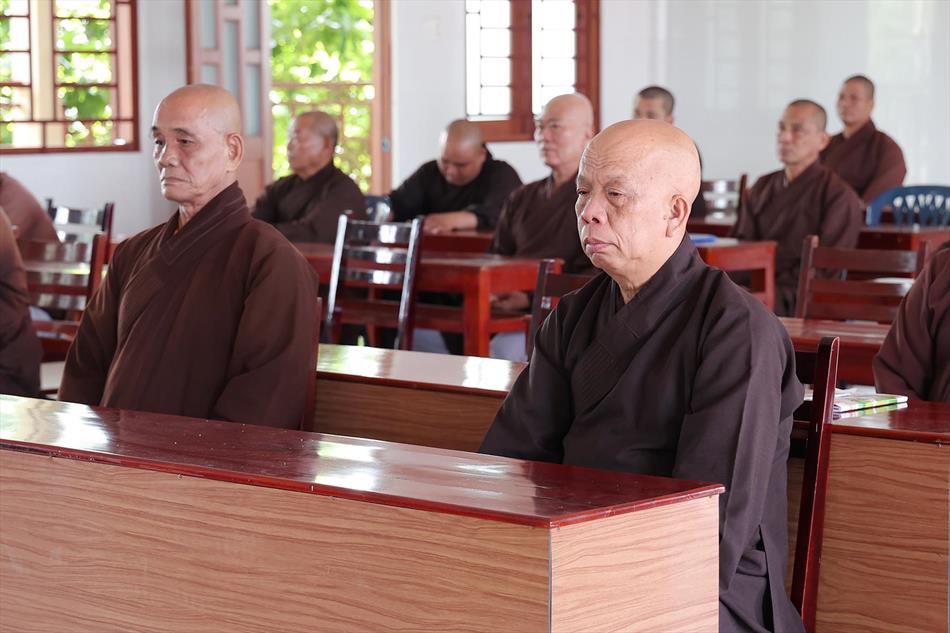 Đại đức Thích Lệ Ngôn thuyết giảng tại trường hạ tổ đình Kim Cang