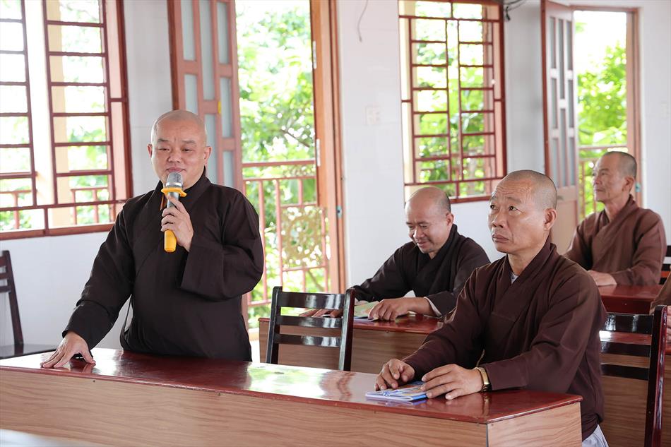 Đại đức Thích Lệ Ngôn thuyết giảng tại trường hạ tổ đình Kim Cang