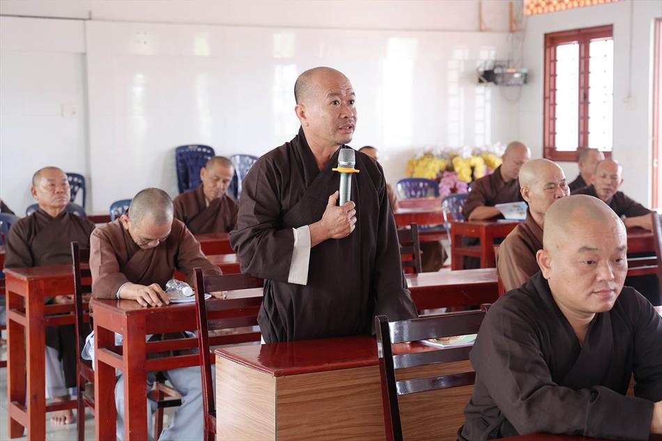 Đại đức Thích Lệ Ngôn thuyết giảng tại trường hạ tổ đình Kim Cang