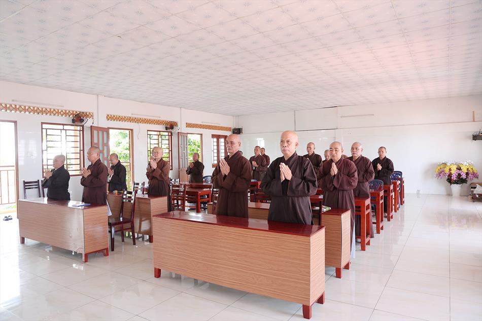 Đại đức Thích Lệ Ngôn thuyết giảng tại trường hạ tổ đình Kim Cang