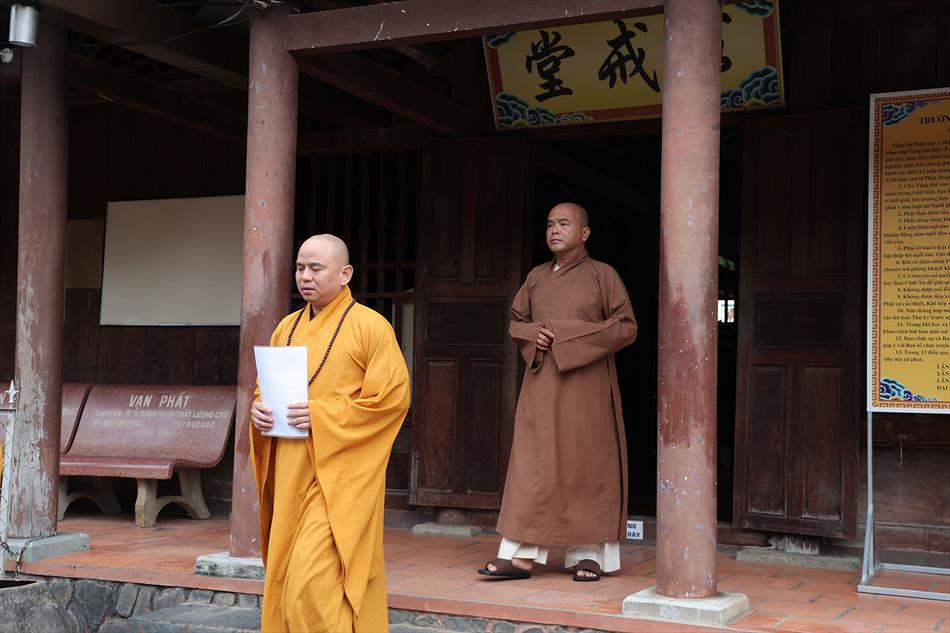 Đại đức Thích Lệ Ngôn thuyết giảng tại trường hạ tổ đình Tôn Thạnh Đại đức Thích Lệ Ngôn thuyết giảng tại trường hạ tổ đình Tôn Thạnh