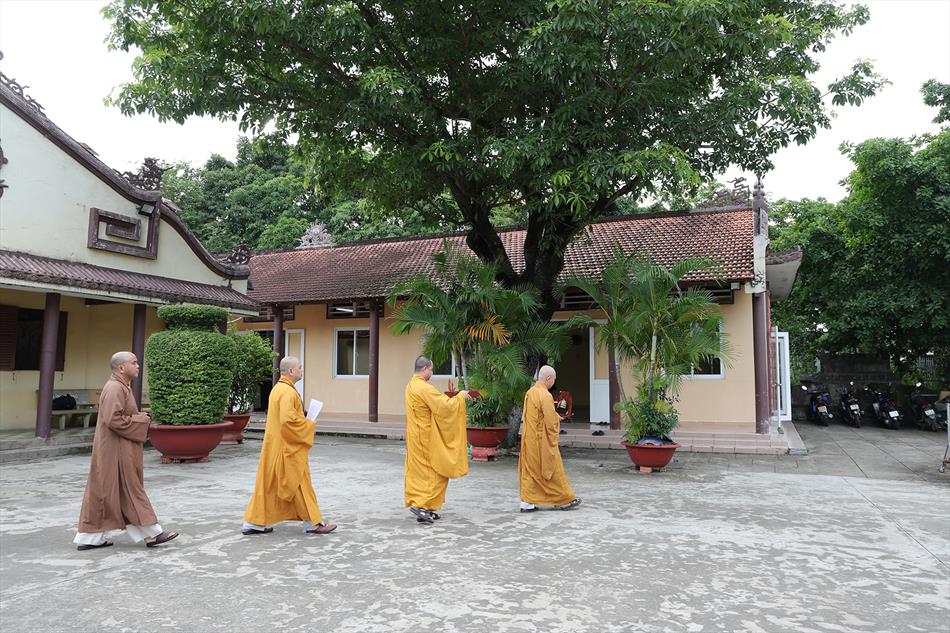 Đại đức Thích Lệ Ngôn thuyết giảng tại trường hạ tổ đình Tôn Thạnh Đại đức Thích Lệ Ngôn thuyết giảng tại trường hạ tổ đình Tôn Thạnh