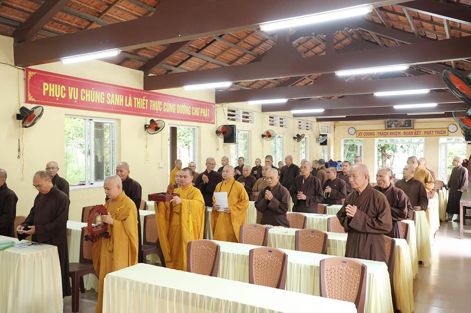 Đại đức Thích Lệ Ngôn thuyết giảng tại trường hạ tổ đình Tôn Thạnh Đại đức Thích Lệ Ngôn thuyết giảng tại trường hạ tổ đình Tôn Thạnh
