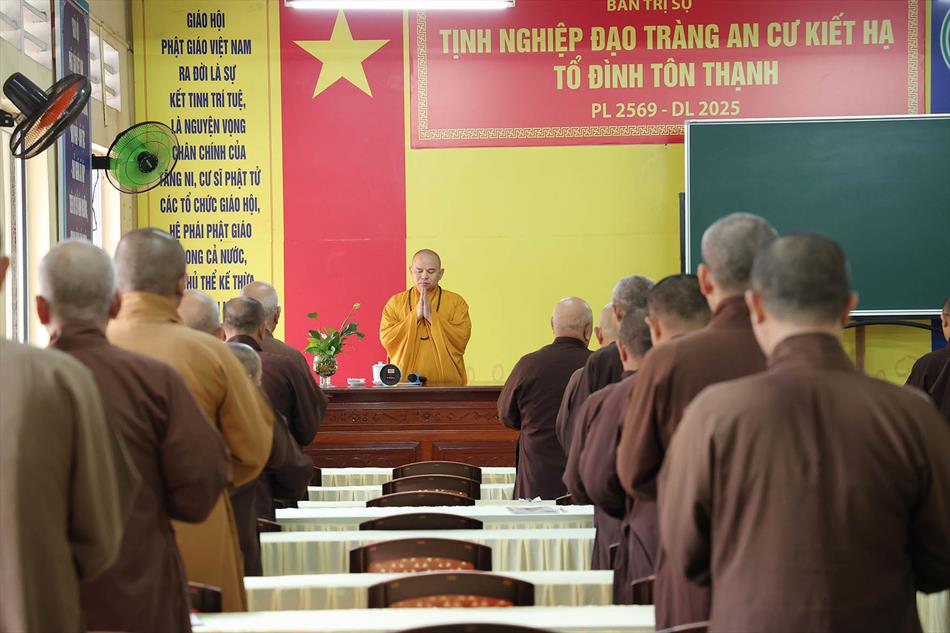 Đại đức Thích Lệ Ngôn thuyết giảng tại trường hạ tổ đình Tôn Thạnh Đại đức Thích Lệ Ngôn thuyết giảng tại trường hạ tổ đình Tôn Thạnh