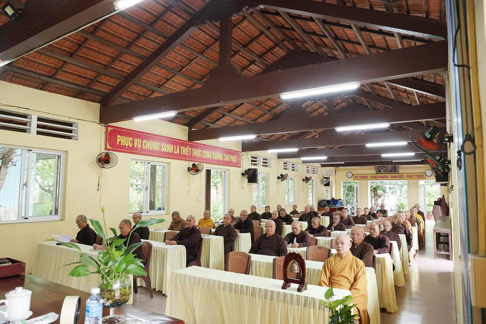Đại đức Thích Lệ Ngôn thuyết giảng tại trường hạ tổ đình Tôn Thạnh Đại đức Thích Lệ Ngôn thuyết giảng tại trường hạ tổ đình Tôn Thạnh