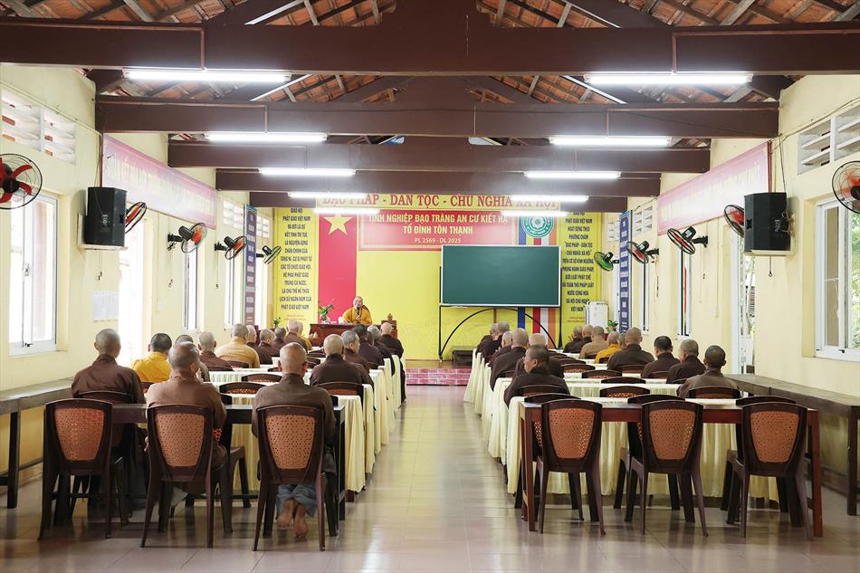 Đại đức Thích Lệ Ngôn thuyết giảng tại trường hạ tổ đình Tôn Thạnh Đại đức Thích Lệ Ngôn thuyết giảng tại trường hạ tổ đình Tôn Thạnh