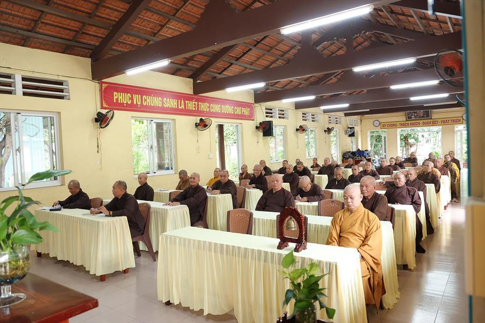 Đại đức Thích Lệ Ngôn thuyết giảng tại trường hạ tổ đình Tôn Thạnh Đại đức Thích Lệ Ngôn thuyết giảng tại trường hạ tổ đình Tôn Thạnh