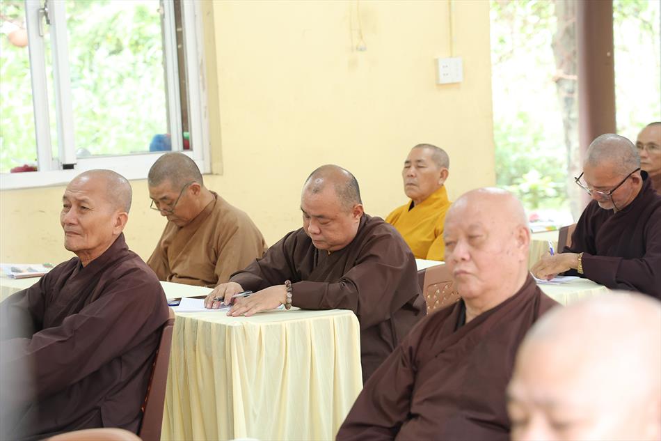 Đại đức Thích Lệ Ngôn thuyết giảng tại trường hạ tổ đình Tôn Thạnh Đại đức Thích Lệ Ngôn thuyết giảng tại trường hạ tổ đình Tôn Thạnh