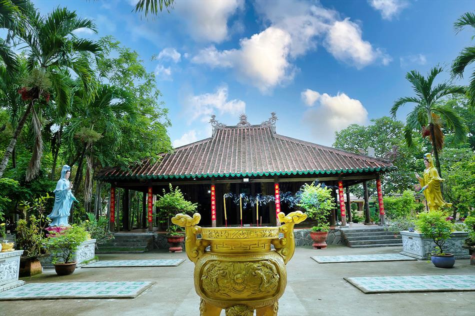 Đại đức Thích Lệ Ngôn thuyết giảng tại trường hạ tổ đình Tôn Thạnh Đại đức Thích Lệ Ngôn thuyết giảng tại trường hạ tổ đình Tôn Thạnh