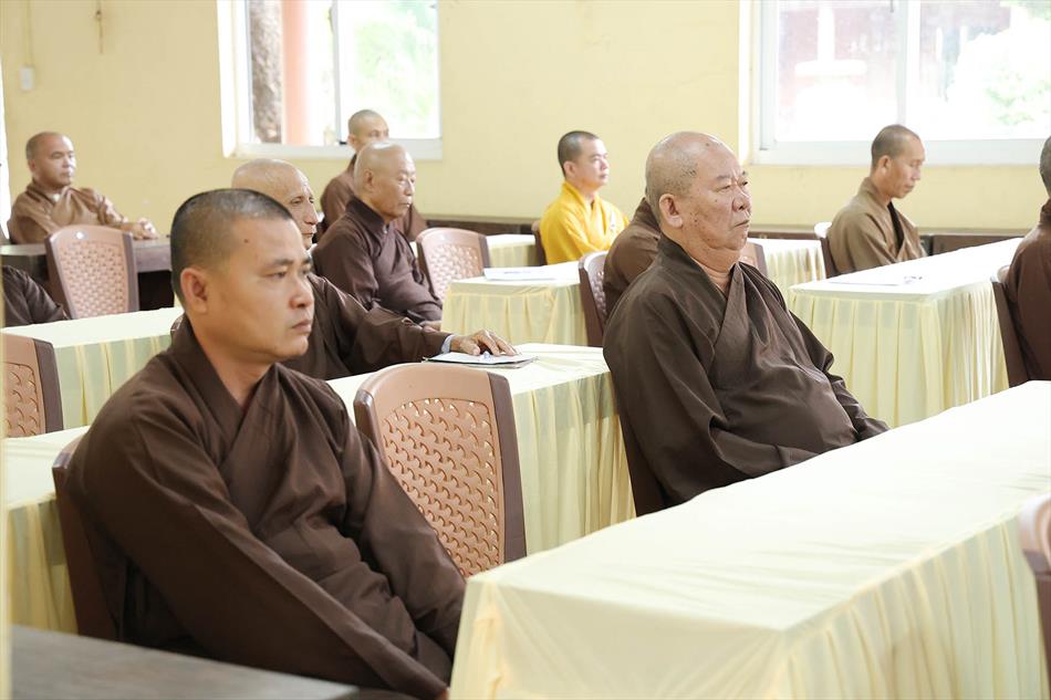 Đại đức Thích Lệ Ngôn thuyết giảng tại trường hạ tổ đình Tôn Thạnh Đại đức Thích Lệ Ngôn thuyết giảng tại trường hạ tổ đình Tôn Thạnh