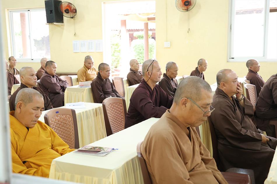 Đại đức Thích Lệ Ngôn thuyết giảng tại trường hạ tổ đình Tôn Thạnh Đại đức Thích Lệ Ngôn thuyết giảng tại trường hạ tổ đình Tôn Thạnh
