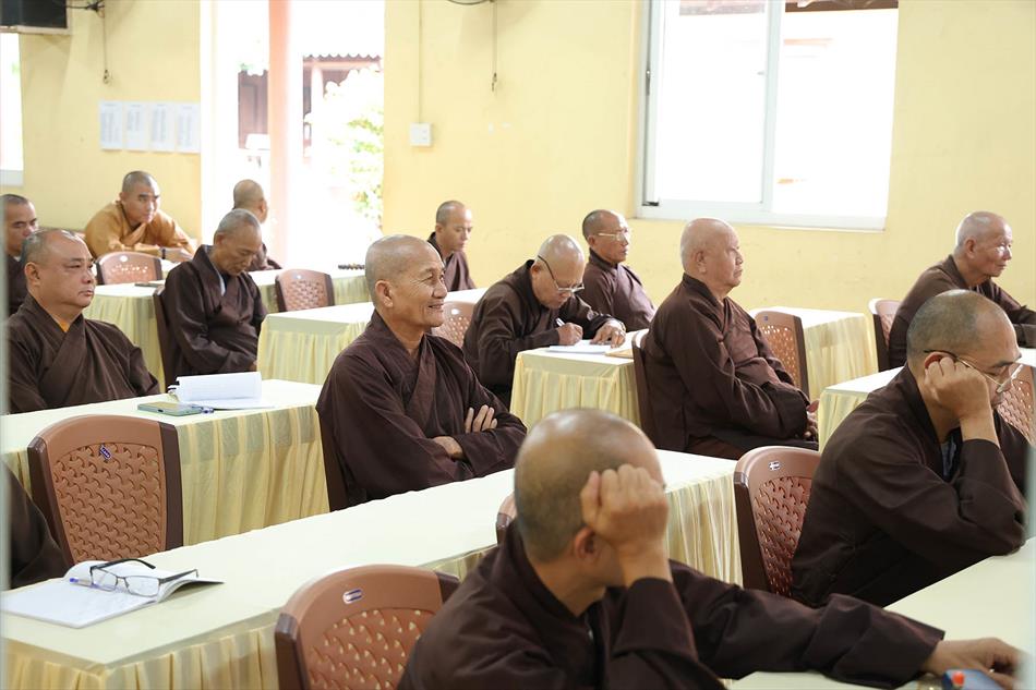 Đại đức Thích Lệ Ngôn thuyết giảng tại trường hạ tổ đình Tôn Thạnh Đại đức Thích Lệ Ngôn thuyết giảng tại trường hạ tổ đình Tôn Thạnh