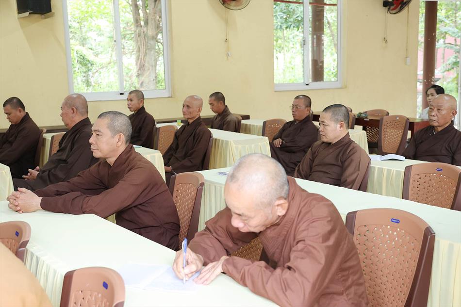 Đại đức Thích Lệ Ngôn thuyết giảng tại trường hạ tổ đình Tôn Thạnh Đại đức Thích Lệ Ngôn thuyết giảng tại trường hạ tổ đình Tôn Thạnh