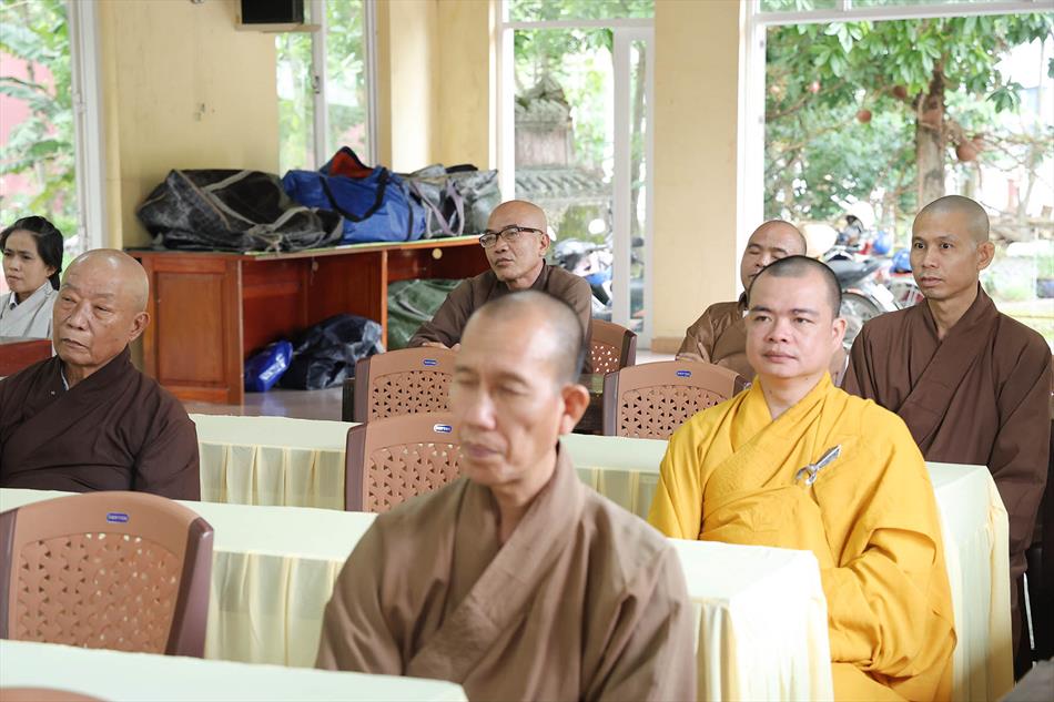 Đại đức Thích Lệ Ngôn thuyết giảng tại trường hạ tổ đình Tôn Thạnh Đại đức Thích Lệ Ngôn thuyết giảng tại trường hạ tổ đình Tôn Thạnh