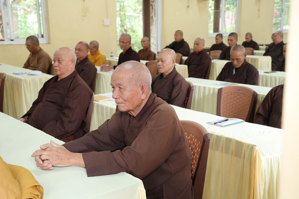 Đại đức Thích Lệ Ngôn thuyết giảng tại trường hạ tổ đình Tôn Thạnh Đại đức Thích Lệ Ngôn thuyết giảng tại trường hạ tổ đình Tôn Thạnh