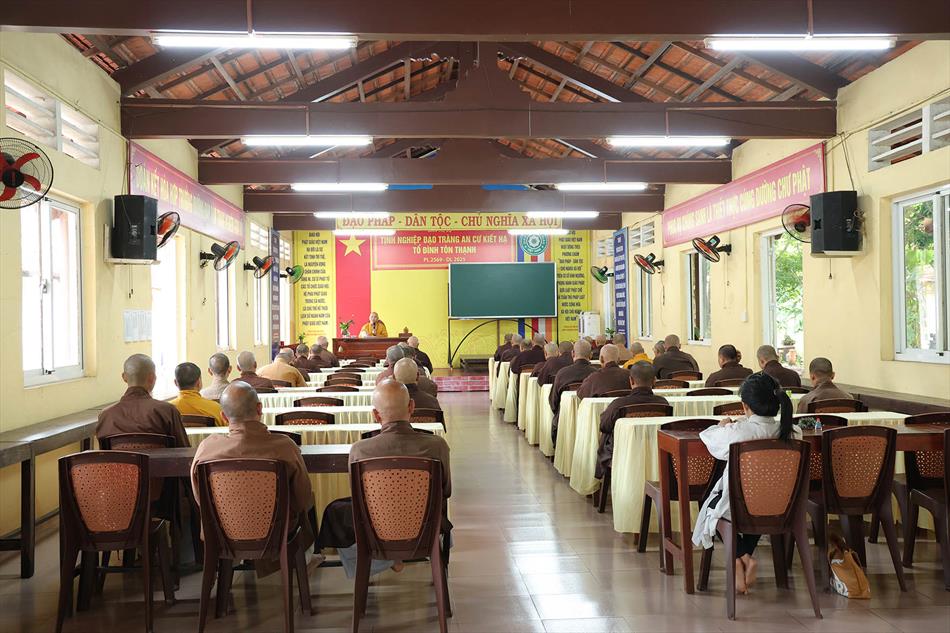 Đại đức Thích Lệ Ngôn thuyết giảng tại trường hạ tổ đình Tôn Thạnh Đại đức Thích Lệ Ngôn thuyết giảng tại trường hạ tổ đình Tôn Thạnh