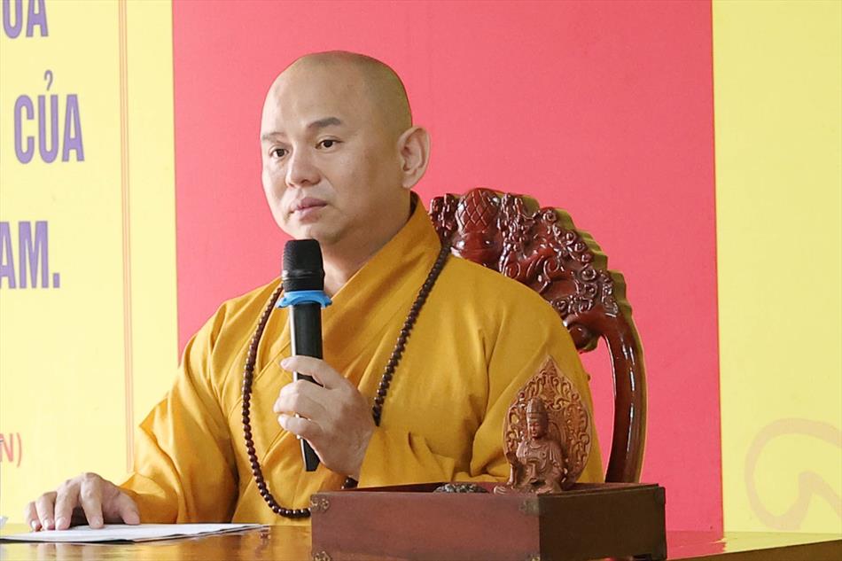 Đại đức Thích Lệ Ngôn thuyết giảng tại trường hạ tổ đình Tôn Thạnh Đại đức Thích Lệ Ngôn thuyết giảng tại trường hạ tổ đình Tôn Thạnh