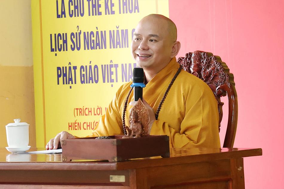 Đại đức Thích Lệ Ngôn thuyết giảng tại trường hạ tổ đình Tôn Thạnh Đại đức Thích Lệ Ngôn thuyết giảng tại trường hạ tổ đình Tôn Thạnh