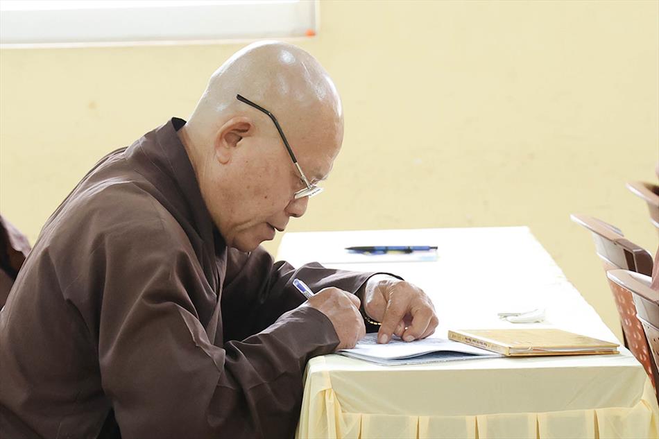 Đại đức Thích Lệ Ngôn thuyết giảng tại trường hạ tổ đình Tôn Thạnh Đại đức Thích Lệ Ngôn thuyết giảng tại trường hạ tổ đình Tôn Thạnh