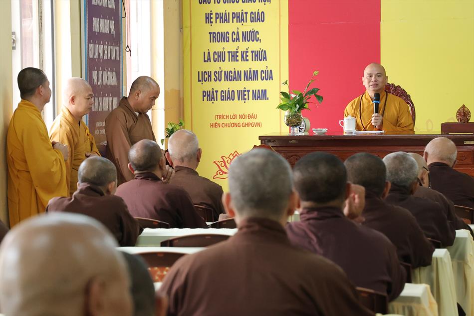 Đại đức Thích Lệ Ngôn thuyết giảng tại trường hạ tổ đình Tôn Thạnh Đại đức Thích Lệ Ngôn thuyết giảng tại trường hạ tổ đình Tôn Thạnh