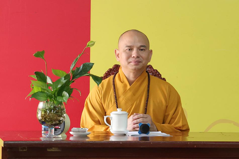 Đại đức Thích Lệ Ngôn thuyết giảng tại trường hạ tổ đình Tôn Thạnh Đại đức Thích Lệ Ngôn thuyết giảng tại trường hạ tổ đình Tôn Thạnh