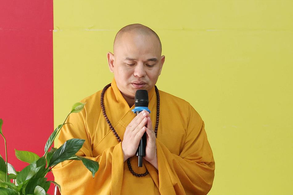 Đại đức Thích Lệ Ngôn thuyết giảng tại trường hạ tổ đình Tôn Thạnh Đại đức Thích Lệ Ngôn thuyết giảng tại trường hạ tổ đình Tôn Thạnh