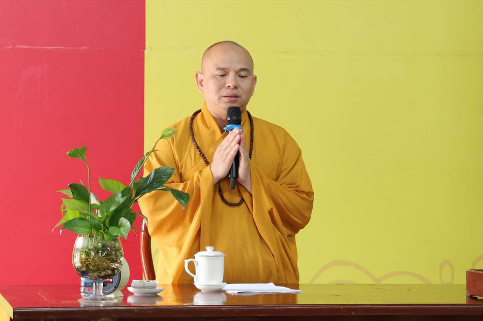 Đại đức Thích Lệ Ngôn thuyết giảng tại trường hạ tổ đình Tôn Thạnh Đại đức Thích Lệ Ngôn thuyết giảng tại trường hạ tổ đình Tôn Thạnh