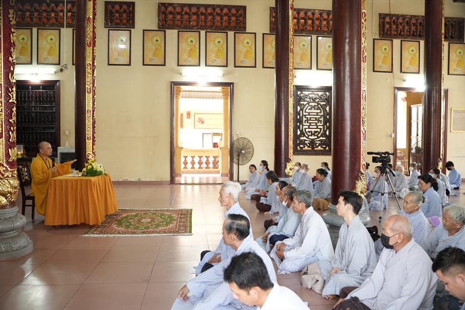 Đại đức Thích Lệ Ngôn thuyết giảng trong khóa tu Bát quan trai tại tổ đình Kim Cang