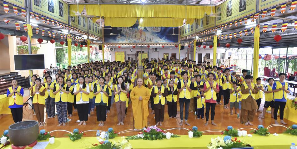 Đại đức Thích Lệ Ngôn thuyết giảng trong khóa tu mùa hè 2022 chùa Pháp Minh