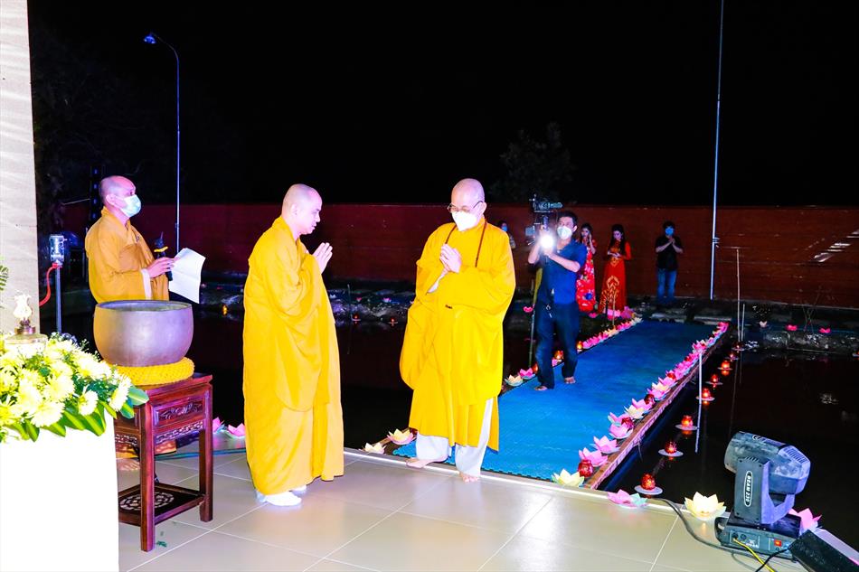 Đại lễ hoa đăng ngày Phật Thành đạo năm 2022 tại sân khấu thủy tạ Chùa Ân Thọ