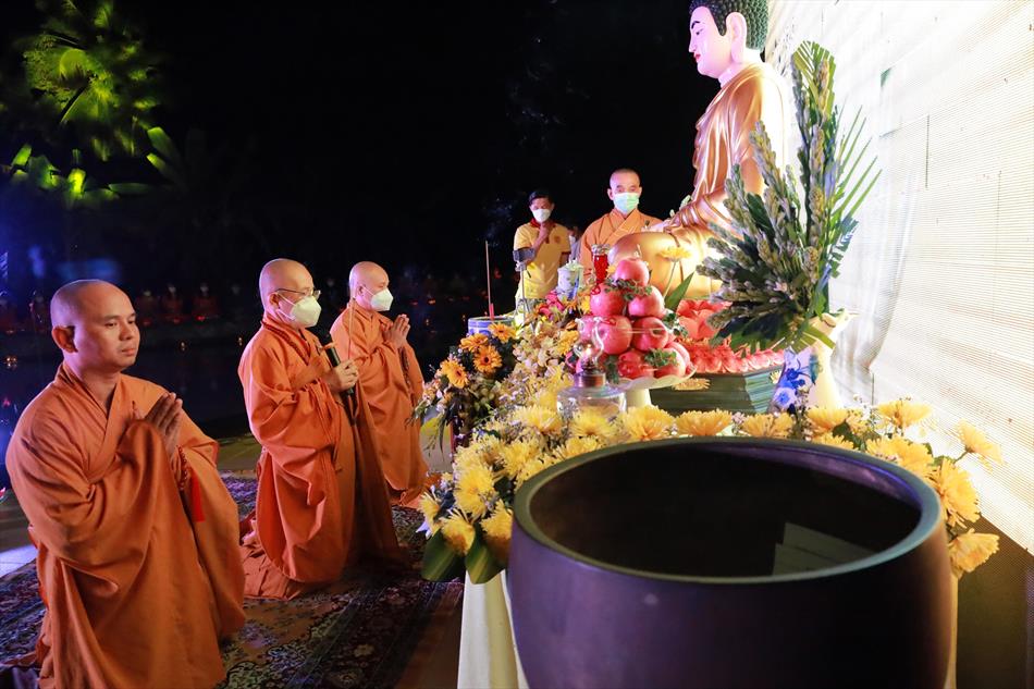 Đại lễ hoa đăng ngày Phật Thành đạo năm 2022 tại sân khấu thủy tạ Chùa Ân Thọ