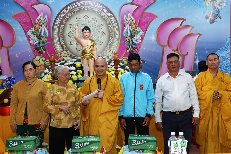 3 NHẬN QUÀ CHÚC MỪNG 3 NHẬN QUÀ CHÚC MỪNG