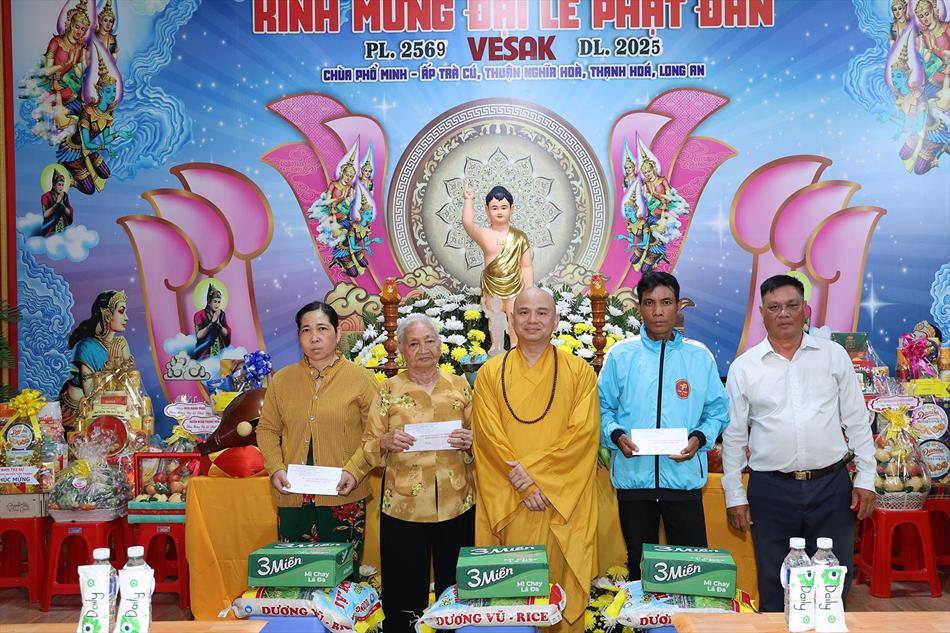 3 NHẬN QUÀ CHÚC MỪNG 3 NHẬN QUÀ CHÚC MỪNG
