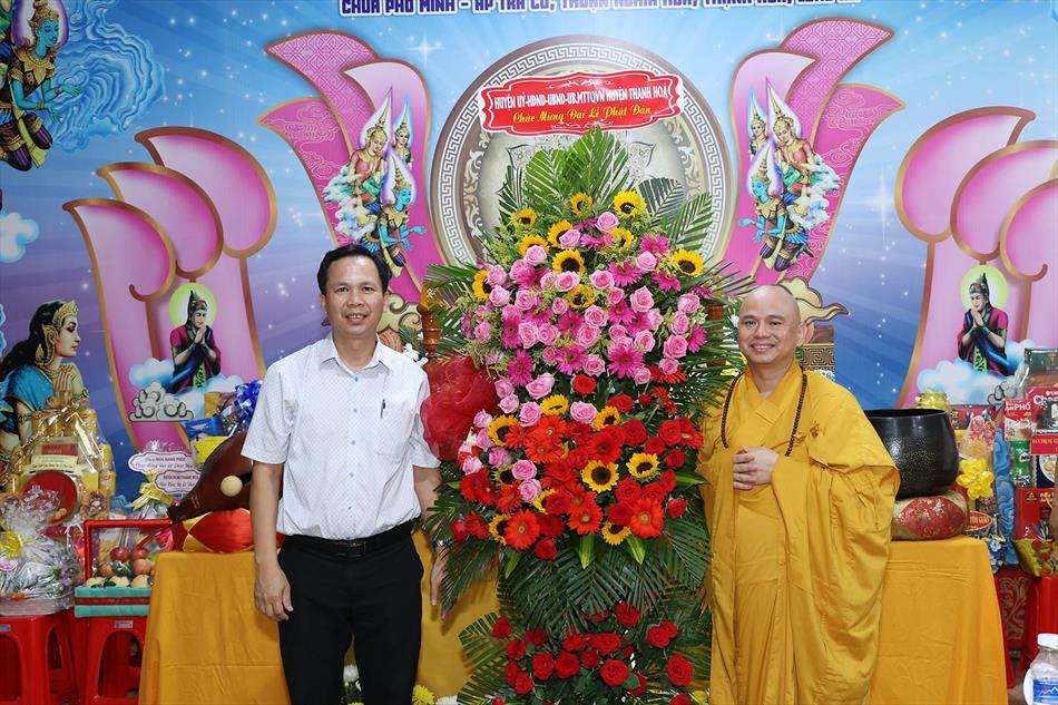 3 NHẬN QUÀ CHÚC MỪNG 3 NHẬN QUÀ CHÚC MỪNG