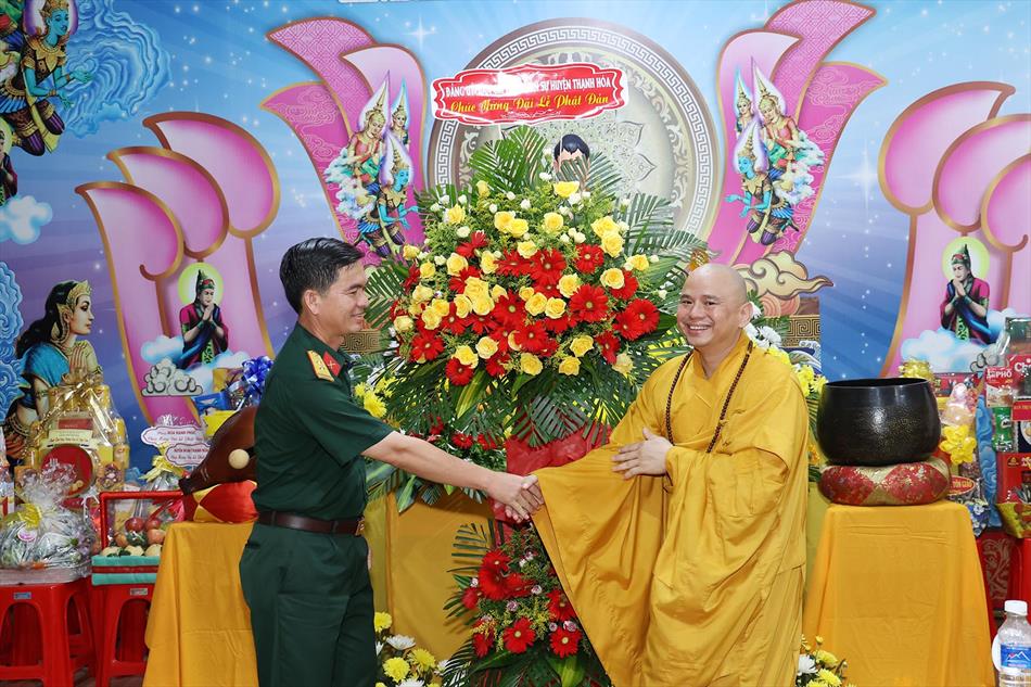 3 NHẬN QUÀ CHÚC MỪNG 3 NHẬN QUÀ CHÚC MỪNG