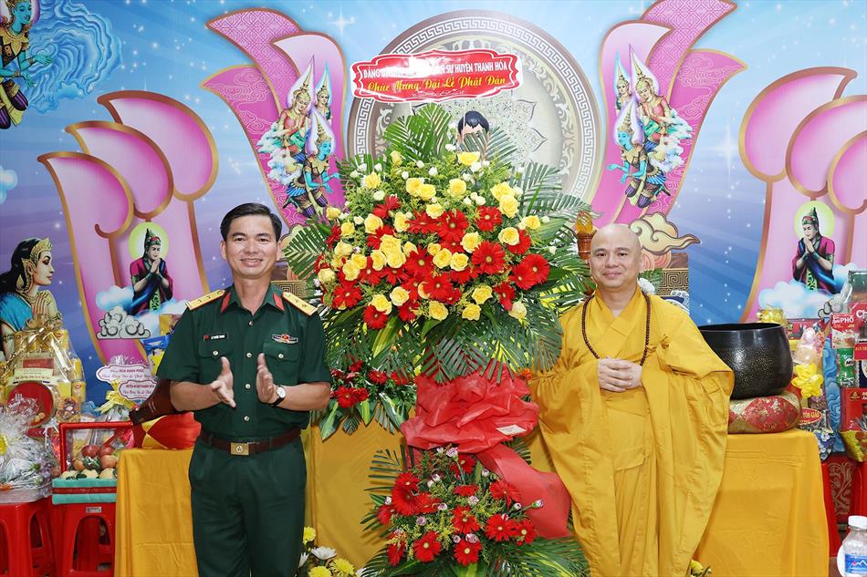3 NHẬN QUÀ CHÚC MỪNG 3 NHẬN QUÀ CHÚC MỪNG