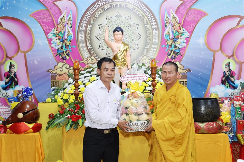 3 NHẬN QUÀ CHÚC MỪNG 3 NHẬN QUÀ CHÚC MỪNG