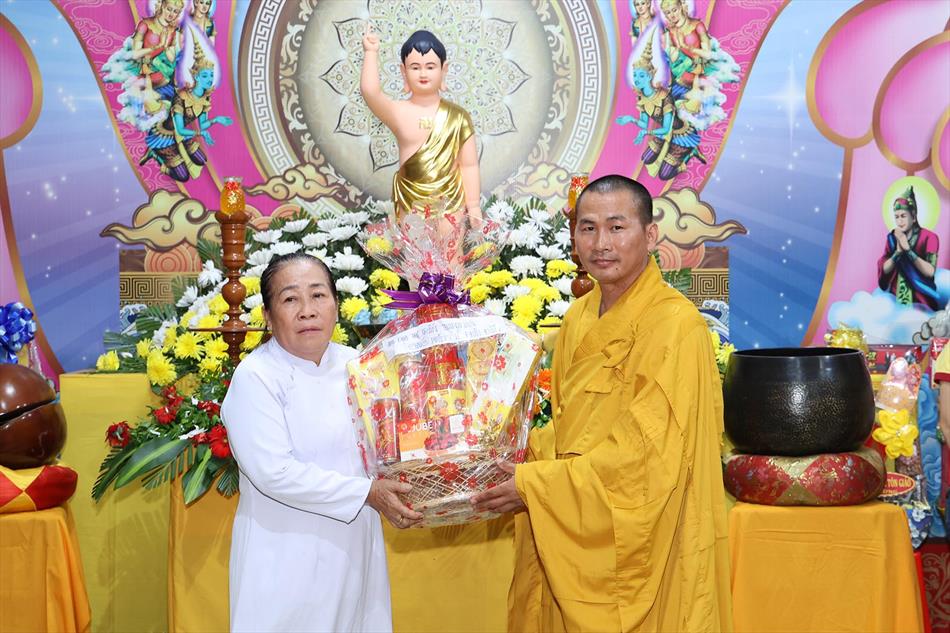 3 NHẬN QUÀ CHÚC MỪNG 3 NHẬN QUÀ CHÚC MỪNG